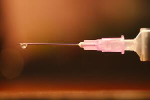 Syringe with uncapped needle